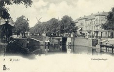2115 Gezicht op de Stadsbuitengracht te Utrecht met op de voorgrond de Catharijnebrug; rechts een gedeelte van een huis ...